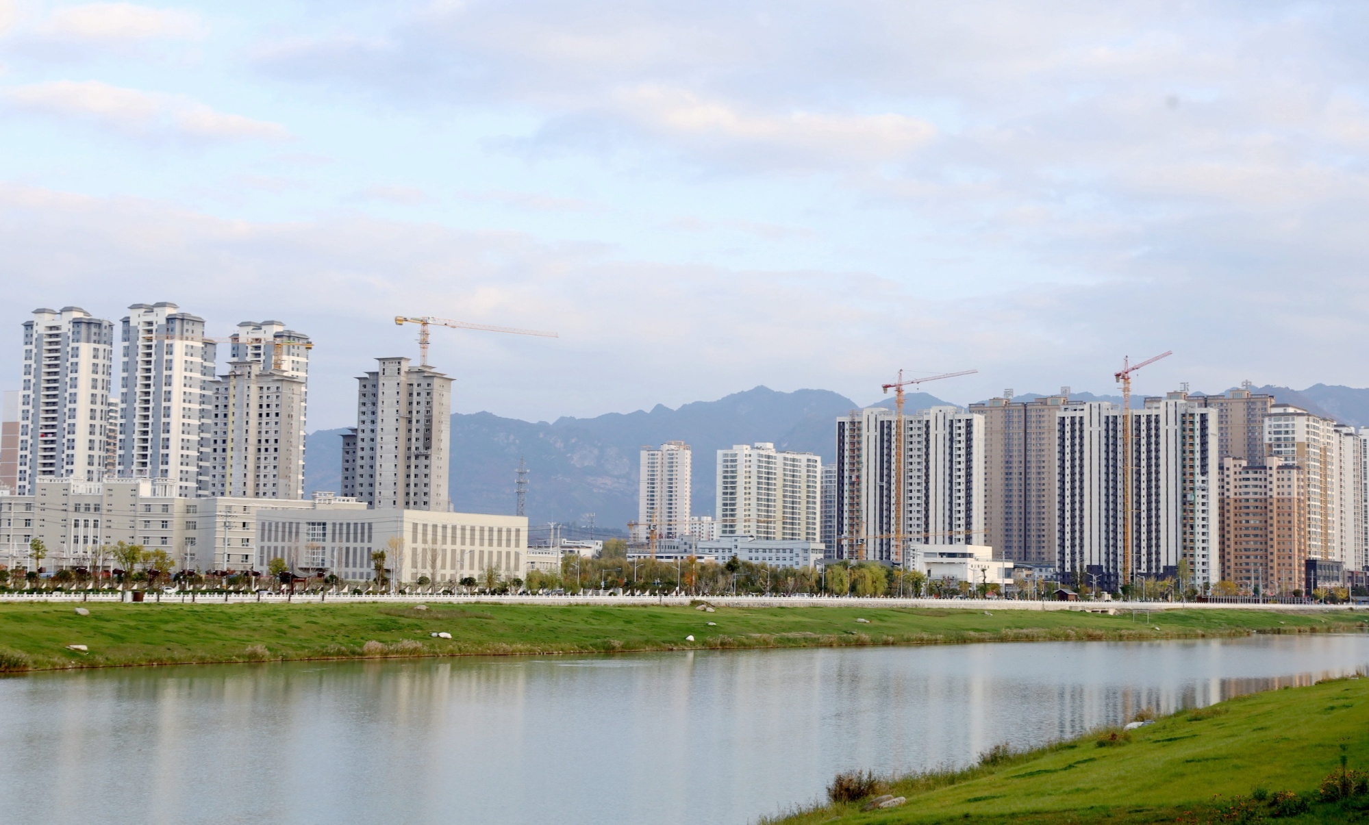 美丽的青泥河畔高楼起（刘建军　摄）