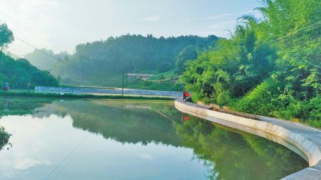 返乡青年自学小龙虾养殖 带领村民走上致富路