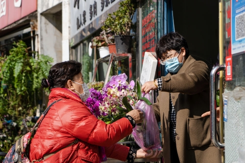 两代人用鲜花铺就致富路