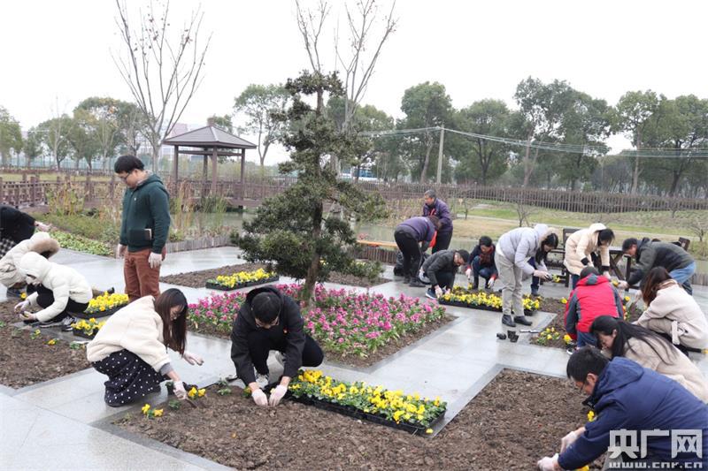 让劳动课堂“活起来” 沪上高校把主题党课开在劳动教育实践基地