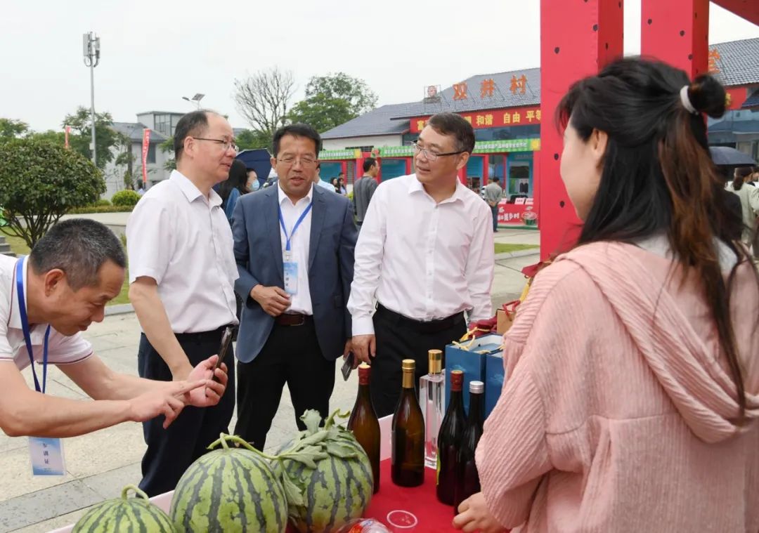 西瓜早熟新品种_种植早熟西瓜致富吗_早熟西瓜种植技术