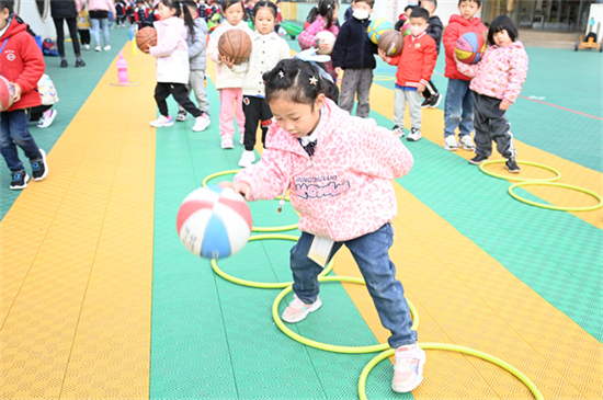 郑州高新区第一幼儿园开展晨间锻炼活动