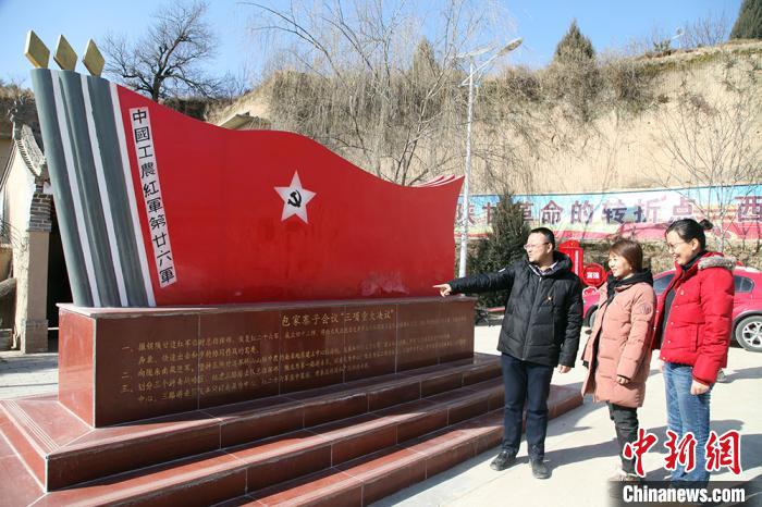 图为杨小东带领甘肃省科协帮扶干部在包家寨子会议旧址参观学习。　武文宣摄