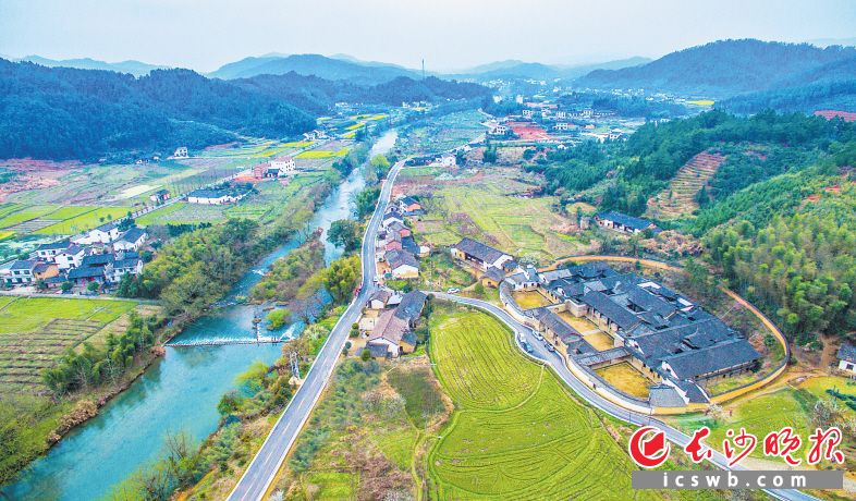 　　浏阳河沿大围山而下，流经至楚东村，一江碧水与两岸的民居呼应，更显江南韵致。