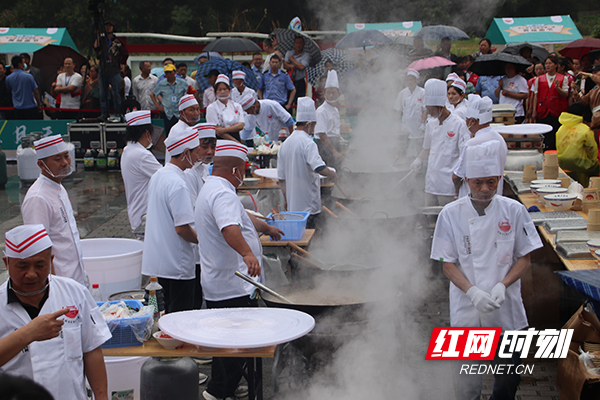 今天岳阳黄鳝批发多少钱一斤_湖南养黄鳝的基地在哪里_致富经岳阳黄鳝养殖