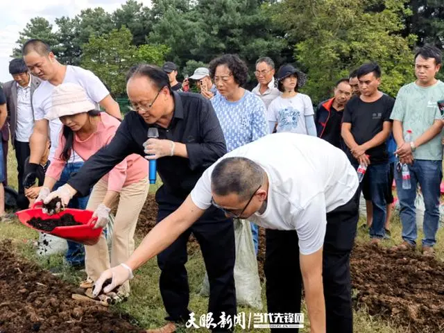 蚯蚓养鸡的养殖方法_蚯蚓鸡养殖技术视频_视频养殖蚯蚓鸡技术大全