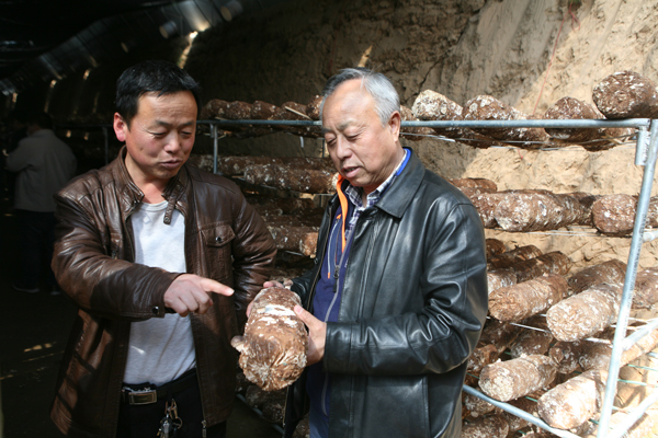 【央企扶贫干部风采】张雷威：踏遍青山十九年 倾心扶贫“老黄牛”－国务院国有资产监