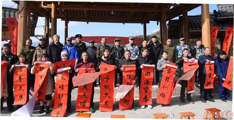 桂林空军学院军休干部老战士志愿者扶贫队在东升村与帮扶对象合影