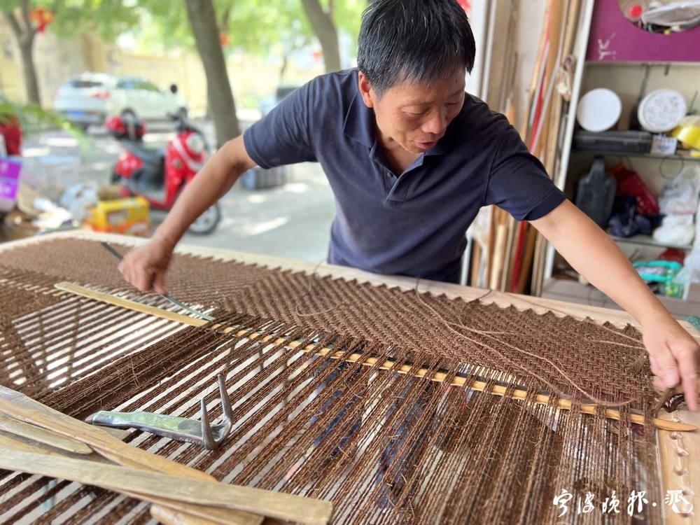 用棕绳怎么编床_致富经棕绷床编织_手工编织的棕榈床垫