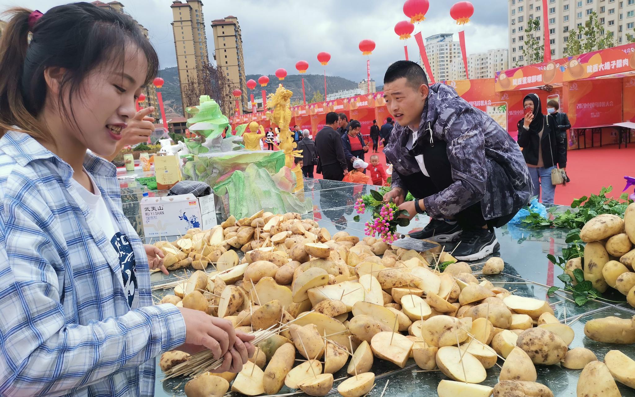 “马铃薯美食节”即将举行，工作人员正在进行准备工作。新京报记者 周怀宗 摄