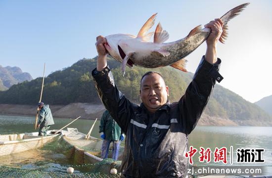 “水库鱼”丰收 时宽兵供图