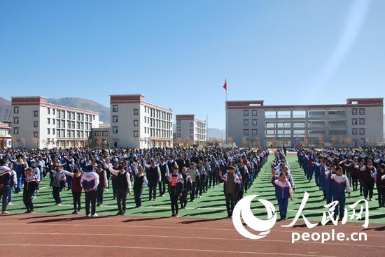 上午10：50，宽广的操场上，全校学生做课间操。（记者 谢磊 摄影）