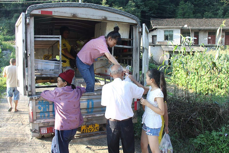 到山上卖货的卡车.JPG