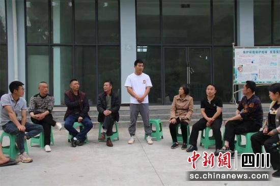 李鹏给大学生讲授养殖技巧。