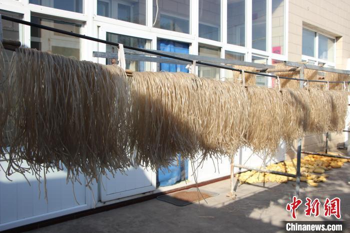 河岸村建起了粉条厂，加工红薯粉条，延伸产业链。长子县融媒体中心供图