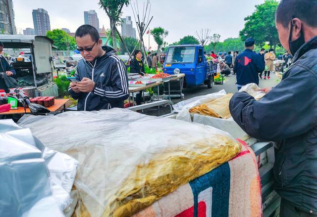 豆皮加工致富经六口大锅_转锅摊豆皮_致富加工大锅口豆皮怎么样