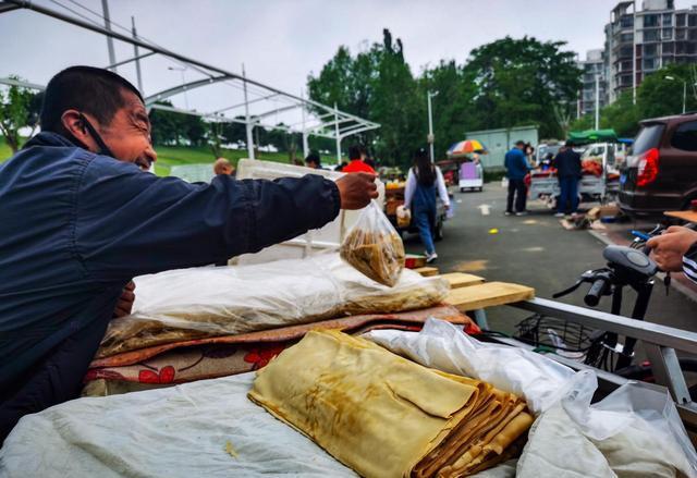 豆皮加工致富经六口大锅_致富加工大锅口豆皮怎么样_转锅摊豆皮