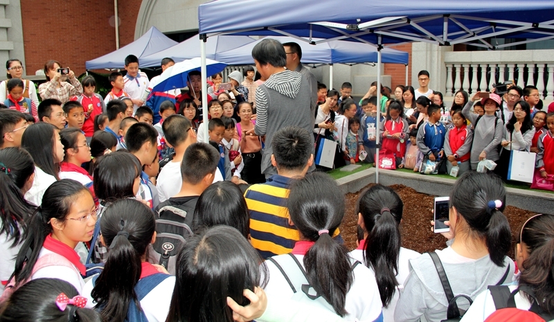 学生认真学习种植技术（拍摄 冯立东）.JPG