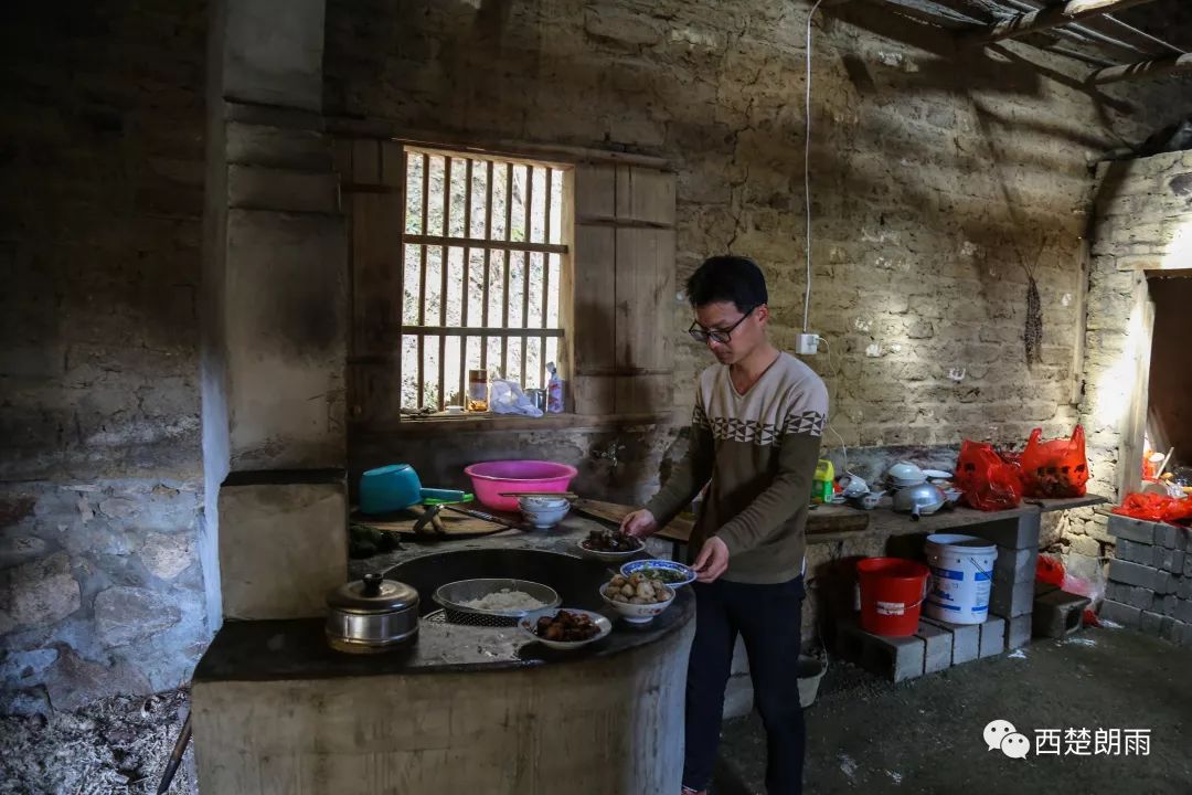 养殖珍珠鸡前景怎么样_珍珠鸡养殖前景和利润_致富经珍珠鸡养殖视频