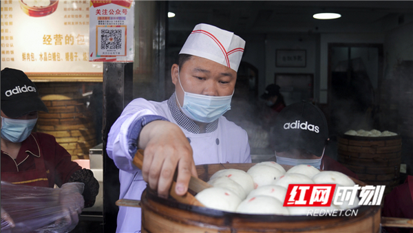 包子致富一天挣多少钱_致富经一天50万个包子_包子一年能赚多少钱