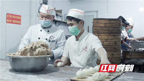 包子致富一天挣多少钱_包子一年能赚多少钱_致富经一天50万个包子