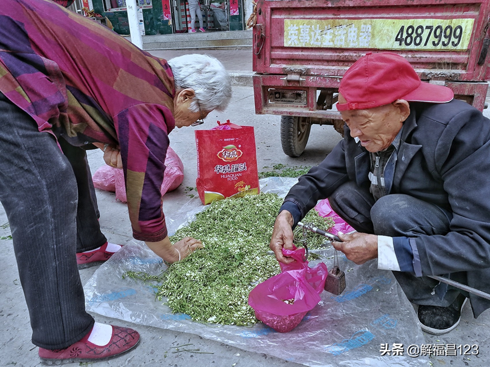 八旬老者一个人种4亩土地，年纯收入6千元，知足常乐，心宽是福