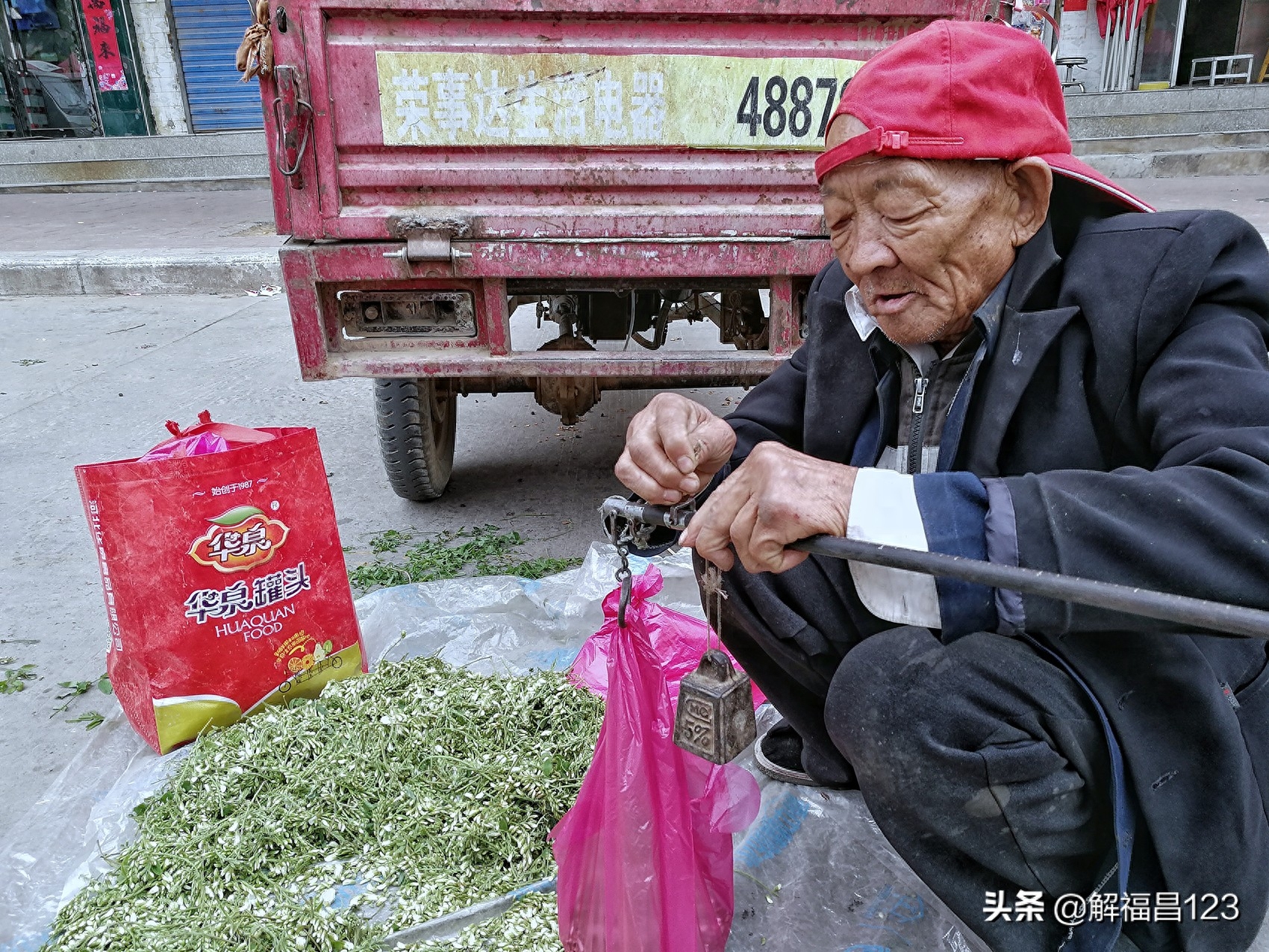 八旬老者一个人种4亩土地，年纯收入6千元，知足常乐，心宽是福