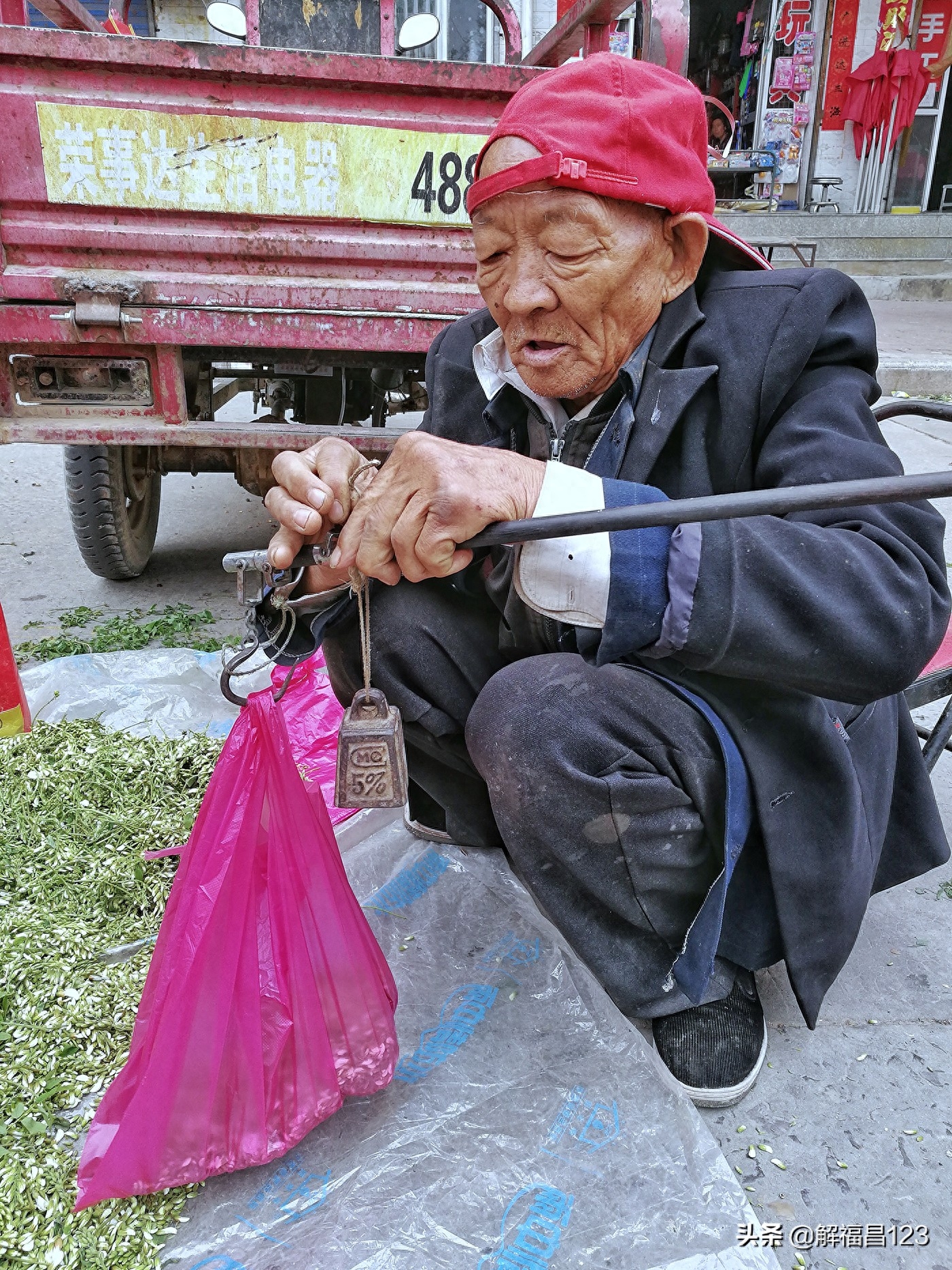 八旬老者一个人种4亩土地，年纯收入6千元，知足常乐，心宽是福