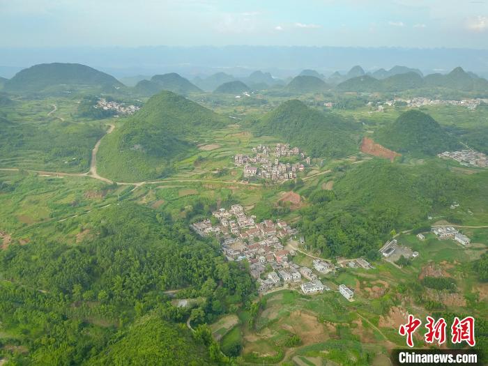     航拍广西百色市平果市果化镇布荣村风貌。　陈冠言　摄