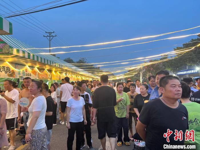 游客参加湖羊美食文化节 施紫楠 摄 摄