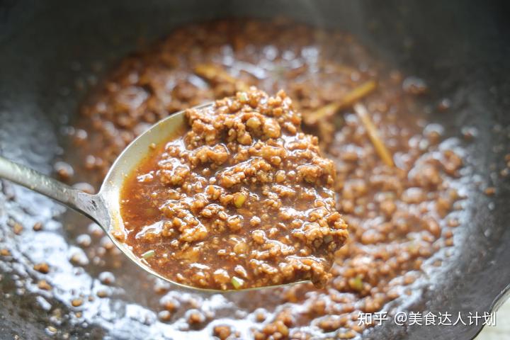 老头酱肘子酱猪蹄视频_致富经鱼肉酱视频_土家酱香饼酱的做法视频