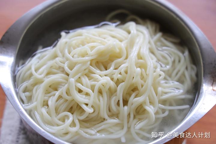 老头酱肘子酱猪蹄视频_土家酱香饼酱的做法视频_致富经鱼肉酱视频