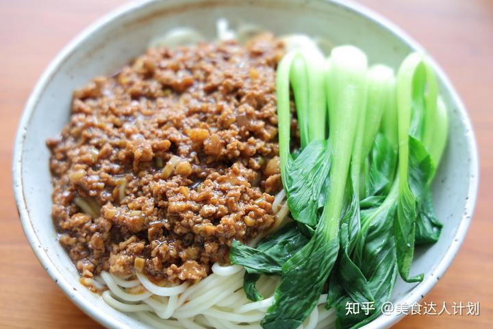 老头酱肘子酱猪蹄视频_致富经鱼肉酱视频_土家酱香饼酱的做法视频