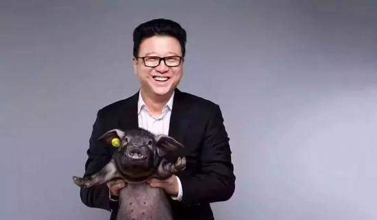 丁磊与网易「味央」猪合照。曾有媒体编辑的在图片上添加提示：「后排为网易CEO丁磊」