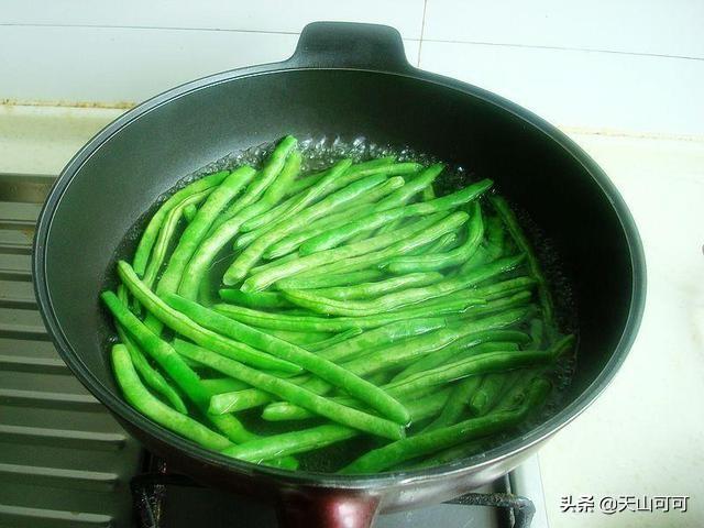 豆角包饺子，是用生的好？还是焯水好？