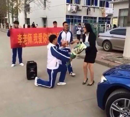 高三男生爱上美女老师, 单膝跪地当众求婚, 老师的回应让网友叫好