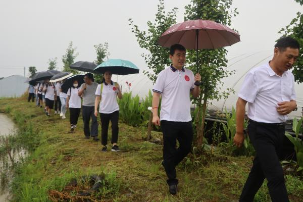 致富养殖基地水蛭种植_水蛭养殖致富经栏目视频_致富经水蛭养殖基地