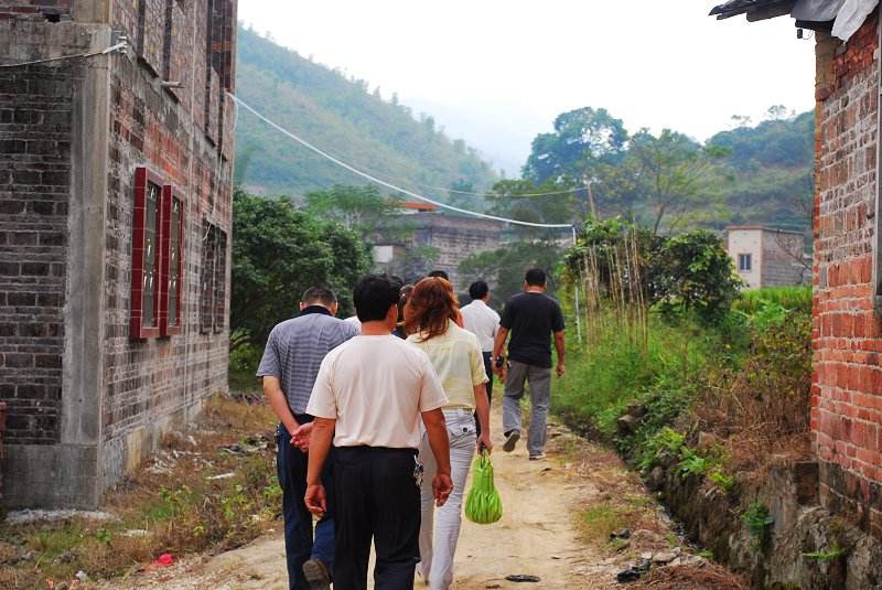 广西山泉水养鱼致富经_广西山泉水养草鱼_致富经广西山区养鱼