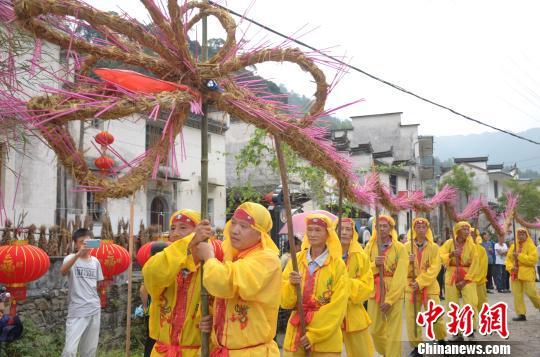 来宾山泉水养鱼_广西泉水鱼养殖基地_广西山泉水养鱼致富经