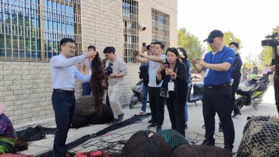 梁志埠书记向海外华媒人介绍“鲍鱼菜”加工