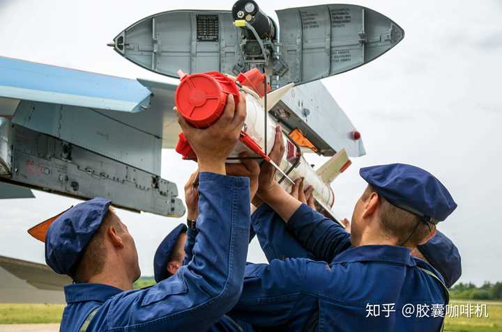 空空导弹，怎么和战斗机进行数据交换？