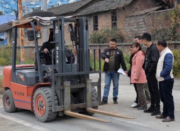 致富经残疾人养猪视频_残疾人养殖致富的路子图片_残疾人养殖视频