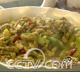 男子用豆青虫做菜每年盈利几十万元