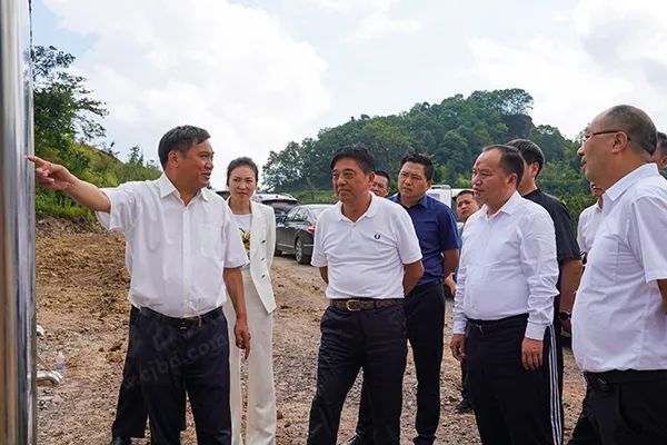 县委书记黄波调研野三关高山硒养旅游度假区项目建设及乡村振兴工作