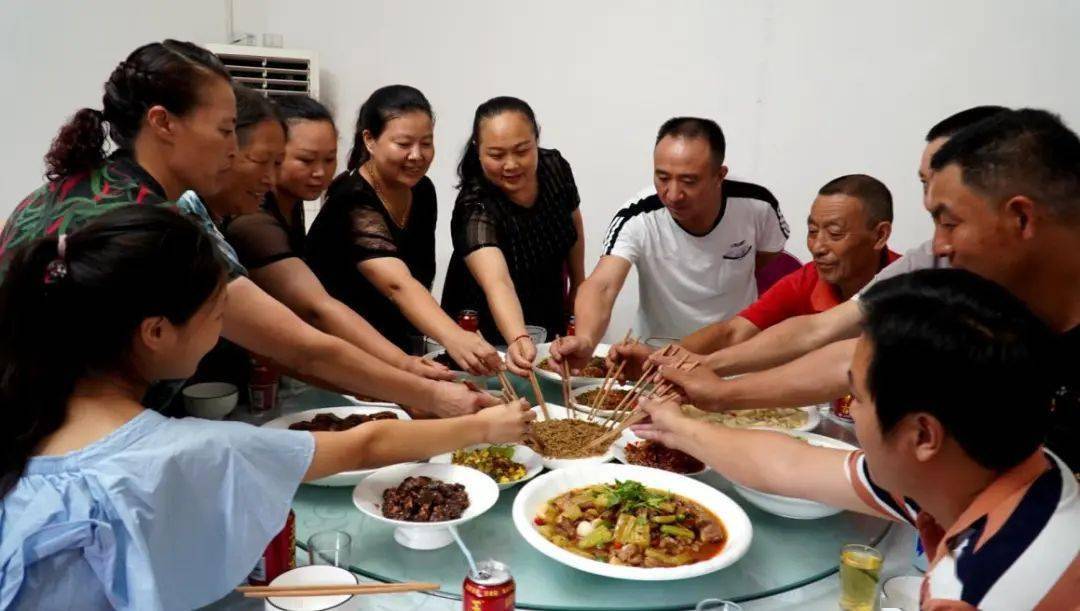 河北黄粉虫收购商_黄粉虫养殖蛋鸡_河北黄粉虫养殖致富