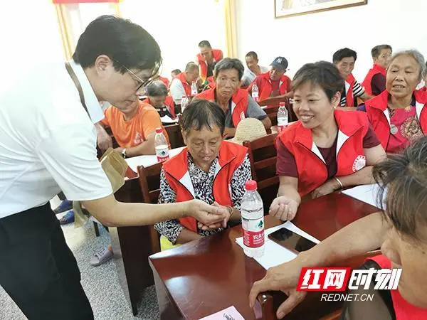 耒阳：花椒技术培训送来致富经移民村迎来幸福新产业