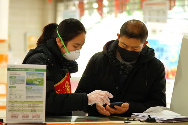 江安农商银行大堂经理正在为客户讲解手机银行的使用，积极引导客户线上办理业务