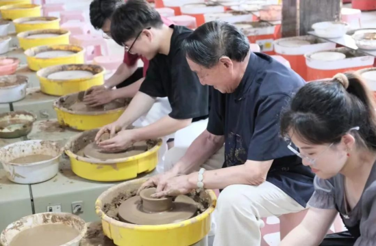 锦鲤养殖前景和利润_致富经地锦鲤养殖视频_锦鲤养殖场视频