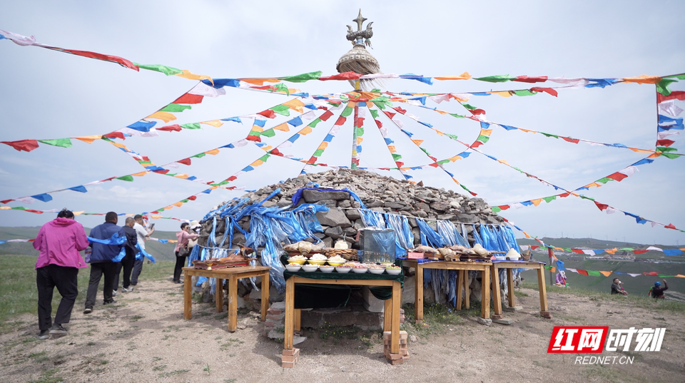 草原敖包祭祀活动。