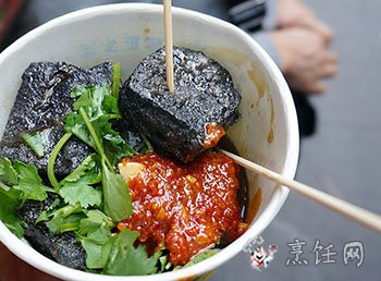 臭豆腐是由豆腐发酵制作而来，是台湾、长沙、南京、绍兴等地的小